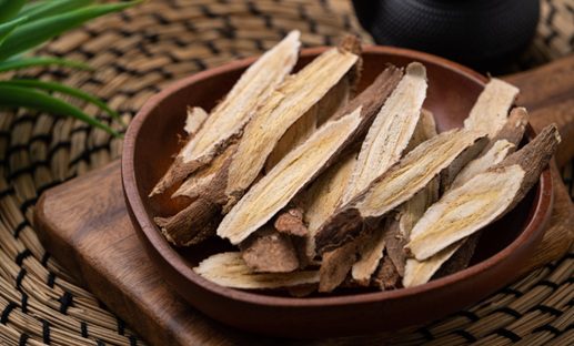 Astragalus root, also known as Huang Qi (黄芪)